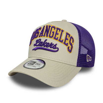 New Era 9FORTY Trucker Cap LA Lakers NBA Script beige
