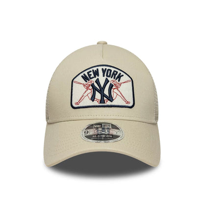 New Era 9FORTY Trucker Cap MLB New York Yankees Patch light beige
