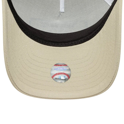 New Era 9FORTY Trucker Cap MLB New York Yankees Patch light beige